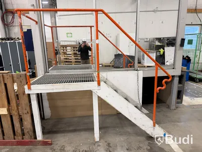 Upphöjd kontorsmodul / Tyst rum med glaspartier