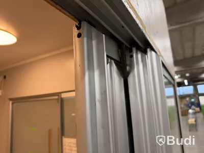 Upphöjd kontorsmodul / Tyst rum med glaspartier