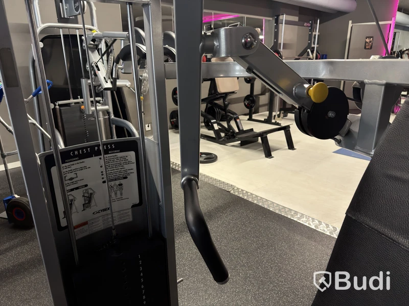 Bröstpress Cybex, 100 kg viktmagasin
