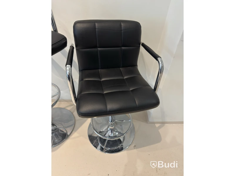 2 height-adjustable bar stools