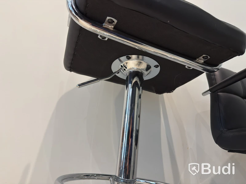2 height-adjustable bar stools