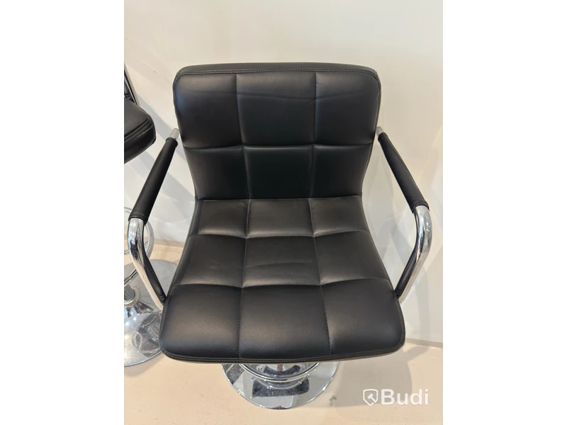 2 height-adjustable bar stools