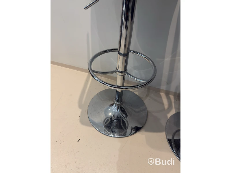 2 height-adjustable bar stools