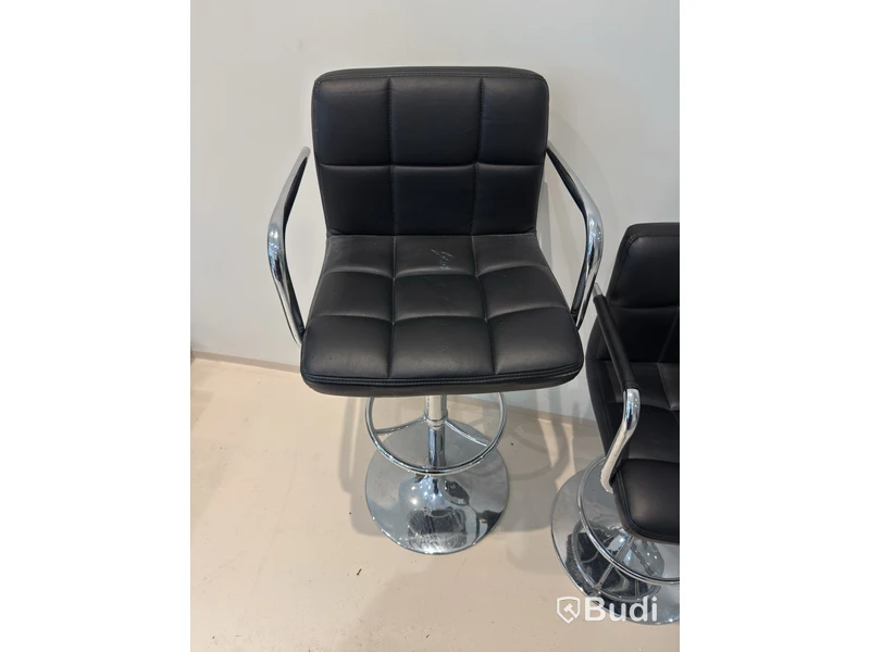 2 height-adjustable bar stools