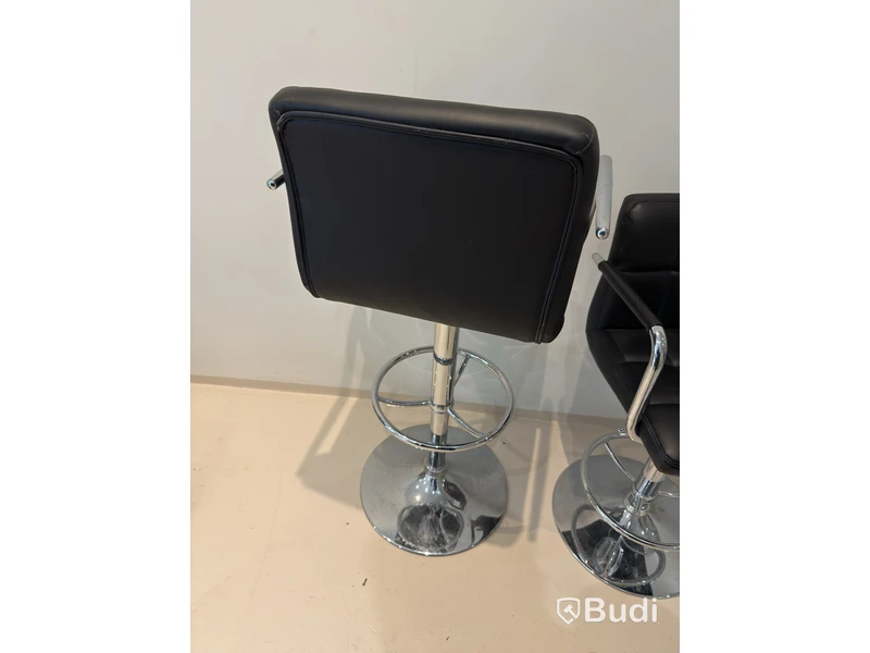 2 height-adjustable bar stools