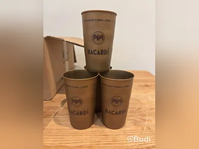 Parti med Bacardi muggar.