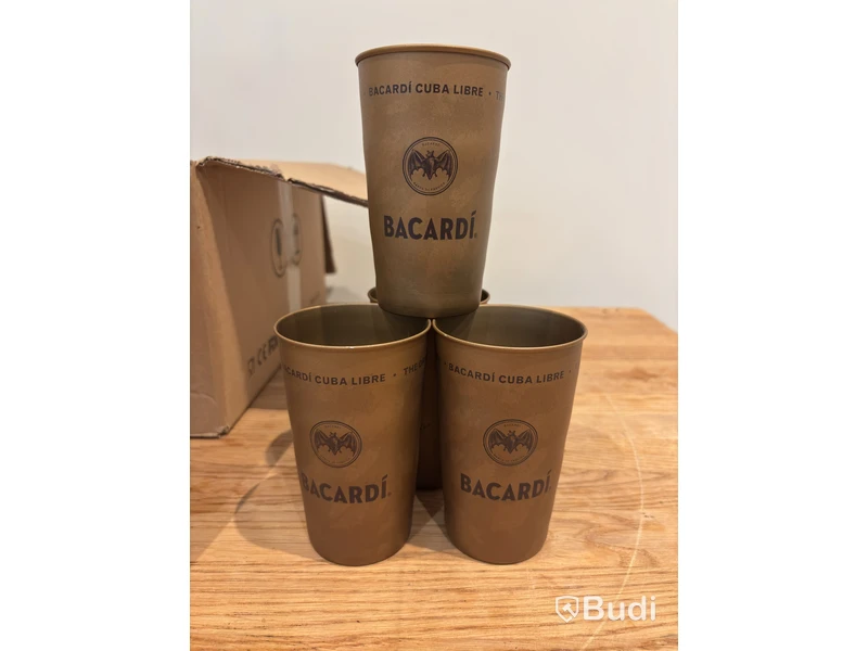 Parti med Bacardi muggar.