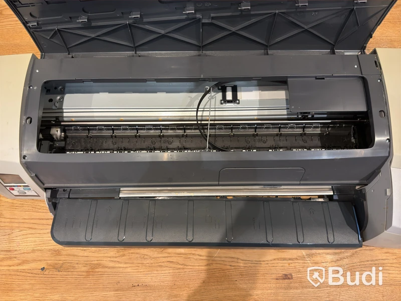 Large-format printer HP DesignJet 111, with roll feed