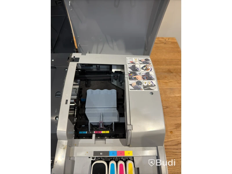 Large-format printer HP DesignJet 111, with roll feed