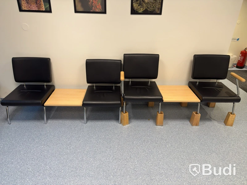 Sittgrupp i läder, fåtöljer och bord