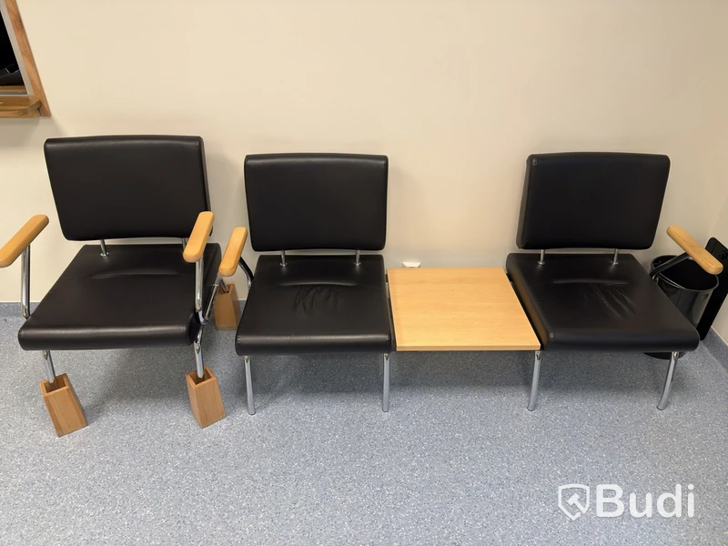 Sittgrupp i läder, fåtöljer och bord