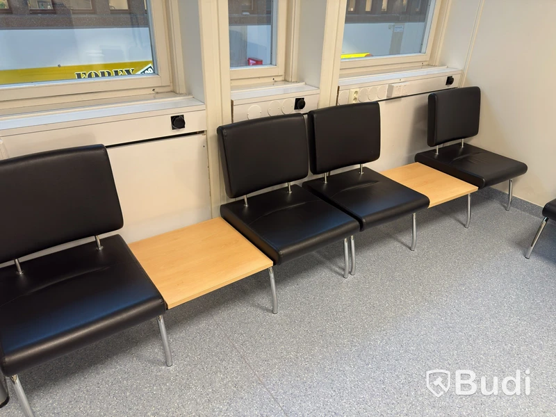 Sittgrupp i läder, fåtöljer och bord