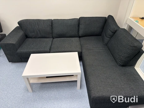 Hörnsoffa med schäslong och soffbord