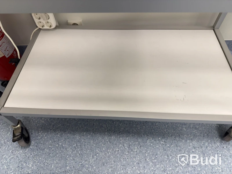 Rullvagn med hyllplan och eluttag