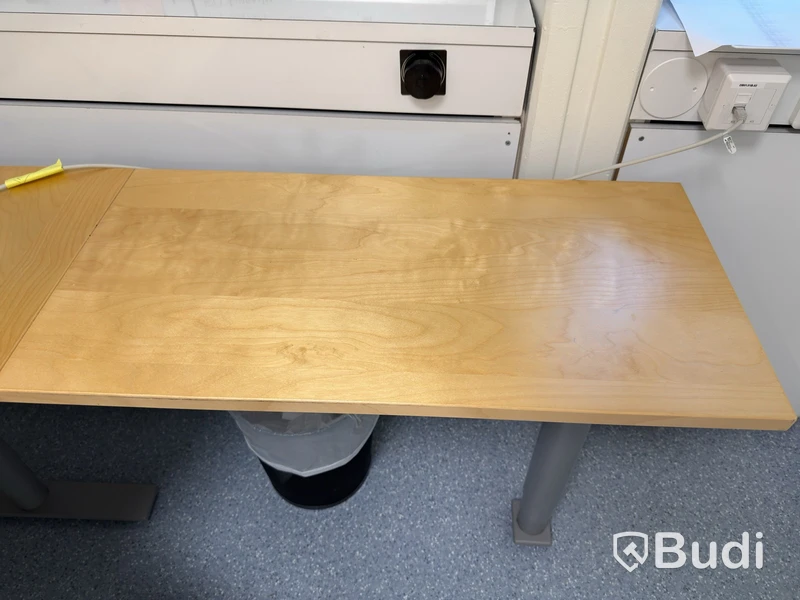 Höj- och sänkbart skrivbord Kinnarps med stol
