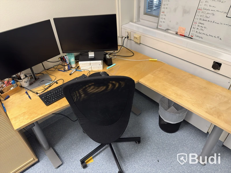 Höj- och sänkbart skrivbord Kinnarps med stol