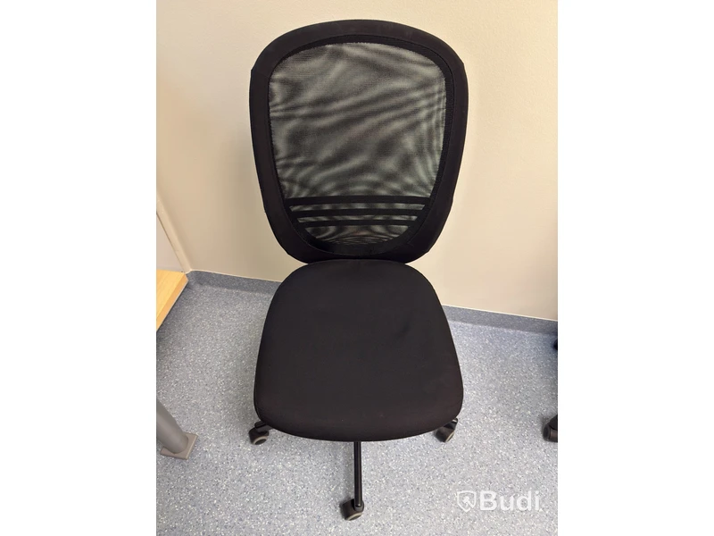 Höj- och sänkbart skrivbord Kinnarps med stol