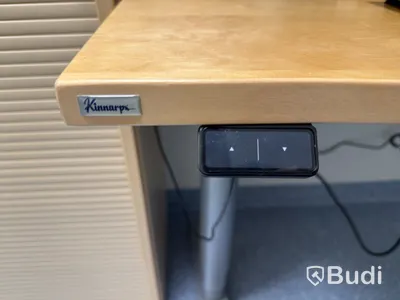 Höj- och sänkbart skrivbord Kinnarps med stol