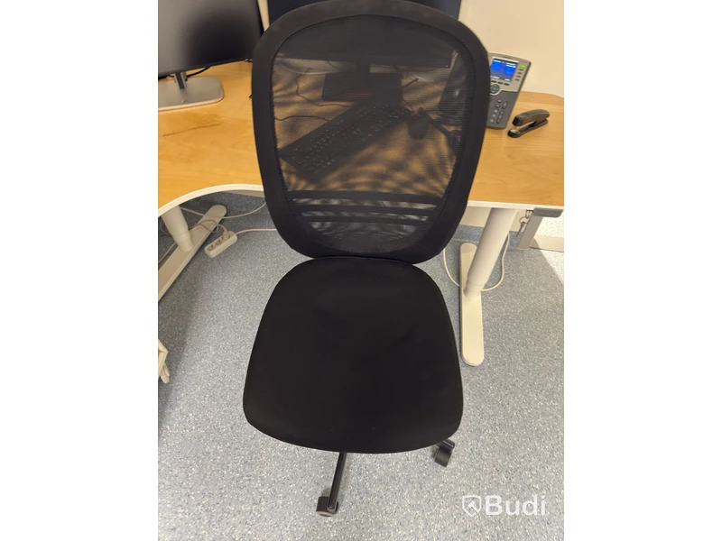 Höj- och sänkbart skrivbord med stol och hurts