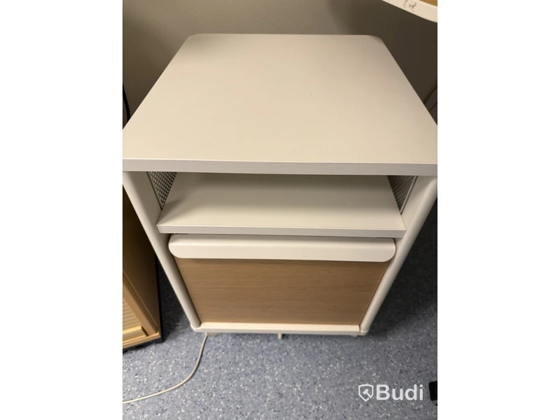 Höj- och sänkbart skrivbord med stol och hurts