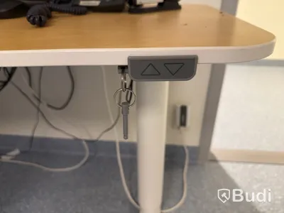 Höj- och sänkbart skrivbord med stol och hurts