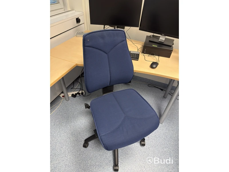 Kinnarps desk with chair and partition screen