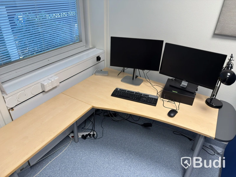 Kinnarps desk with chair and partition screen