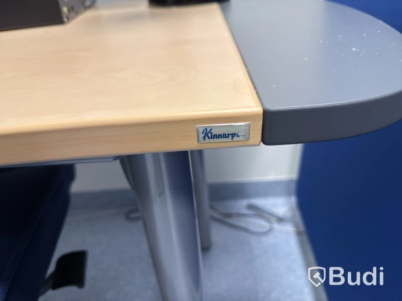 Kinnarps desk with chair and partition screen