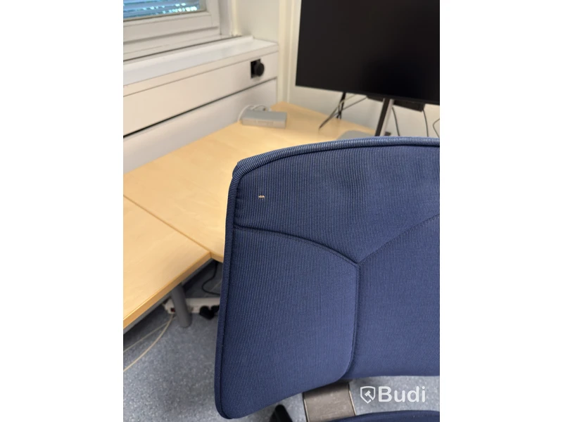 Kinnarps desk with chair and partition screen