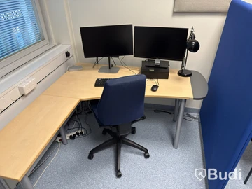 Skrivbord Kinnarps med stol och skärmvägg
