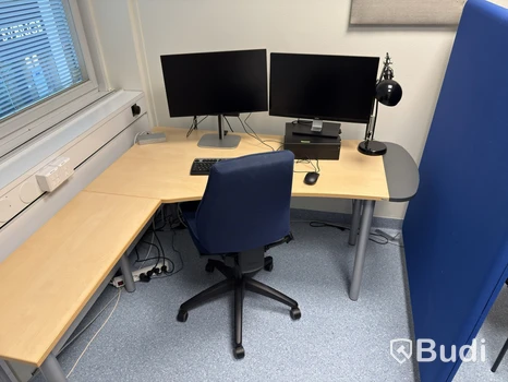 Skrivbord Kinnarps med stol och skärmvägg