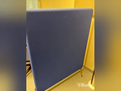 Kinnarps desk with chair and partition screen