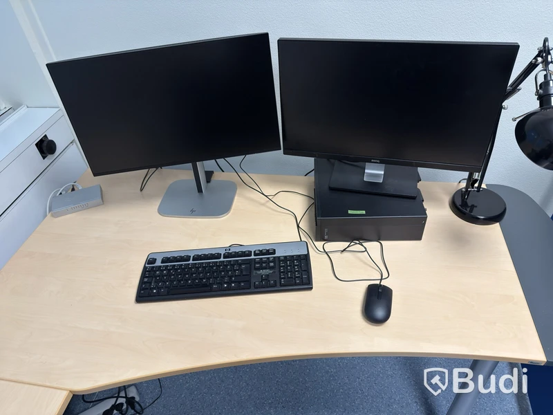 Kinnarps desk with chair and partition screen