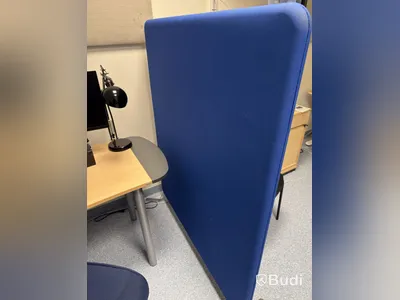 Kinnarps desk with chair and partition screen