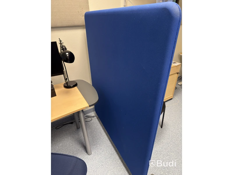 Kinnarps desk with chair and partition screen