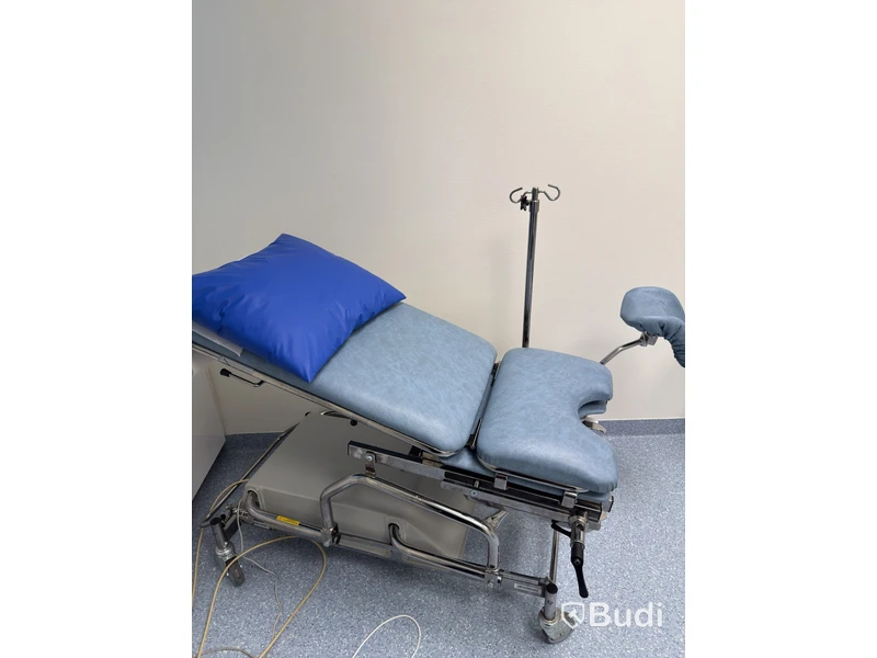 Electrically adjustable operating table