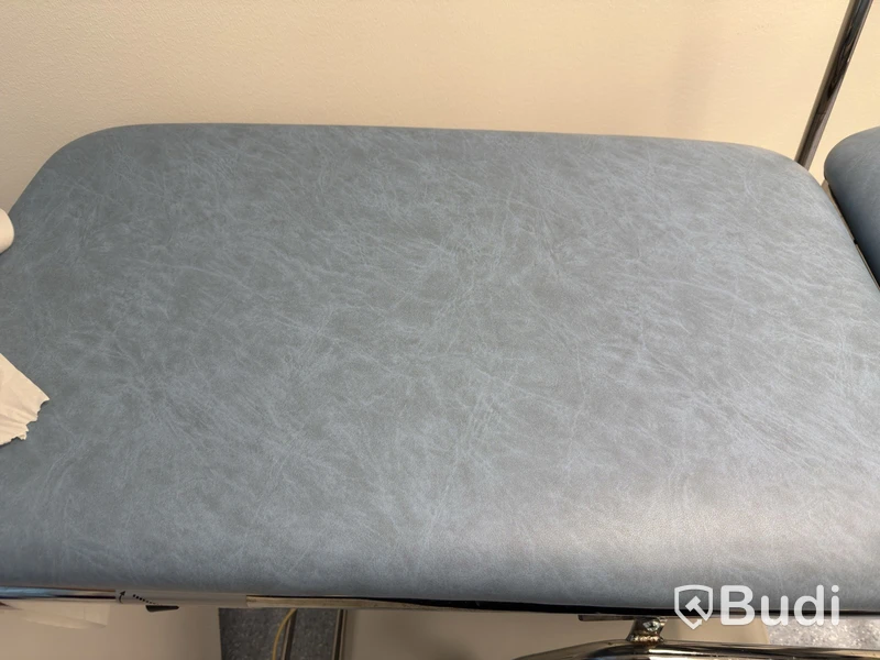 Electrically adjustable operating table
