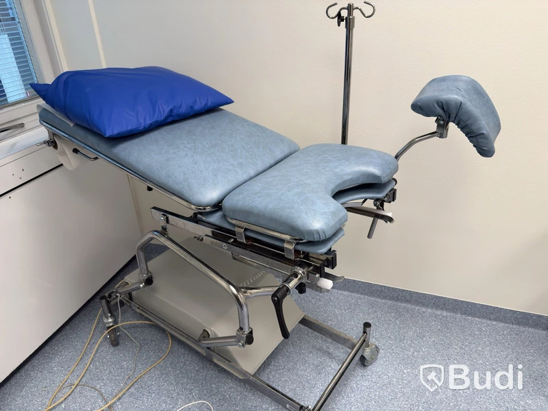 Electrically adjustable operating table