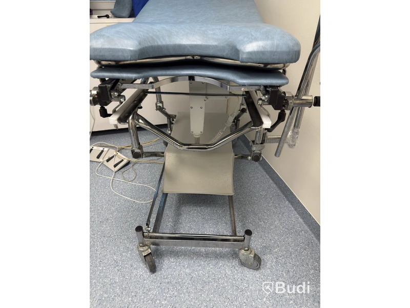 Electrically adjustable operating table