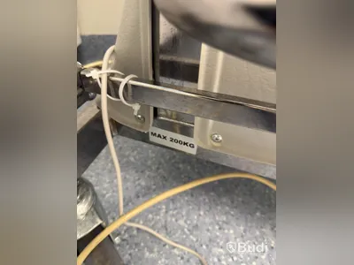Electrically adjustable operating table