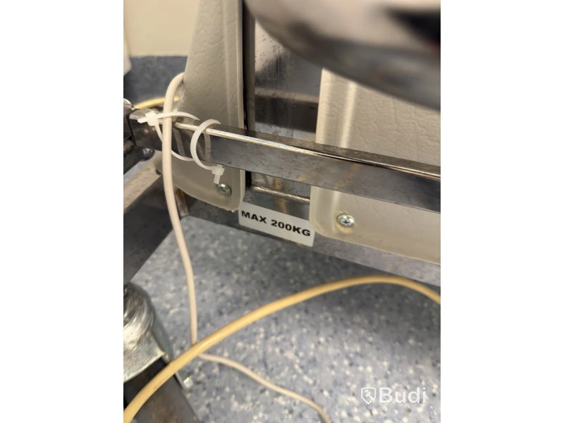 Electrically adjustable operating table