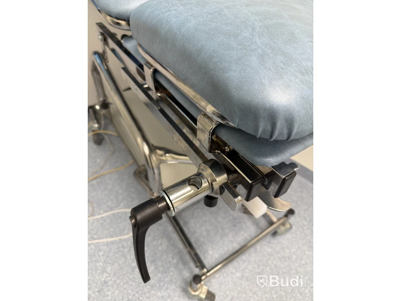 Electrically adjustable operating table