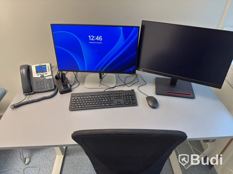 Height-adjustable IKEA Rodulf desk with chair