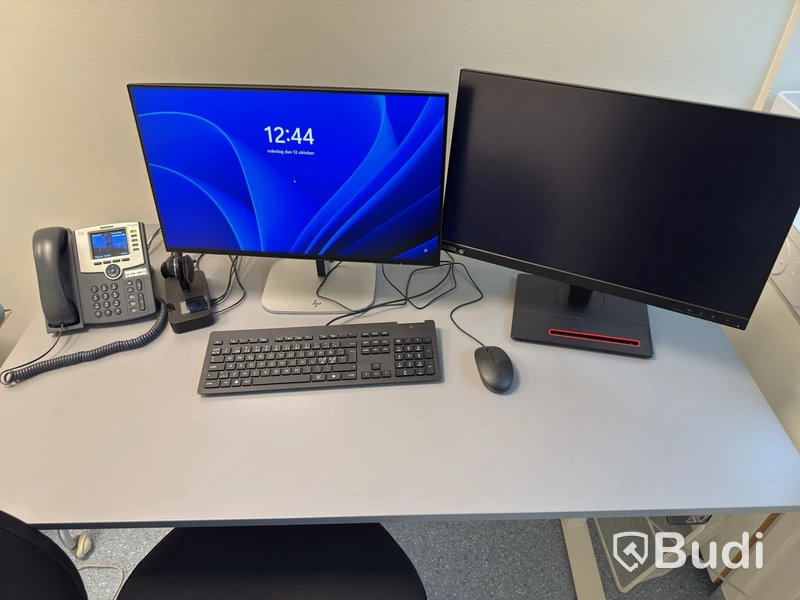 Height-adjustable IKEA Rodulf desk with chair