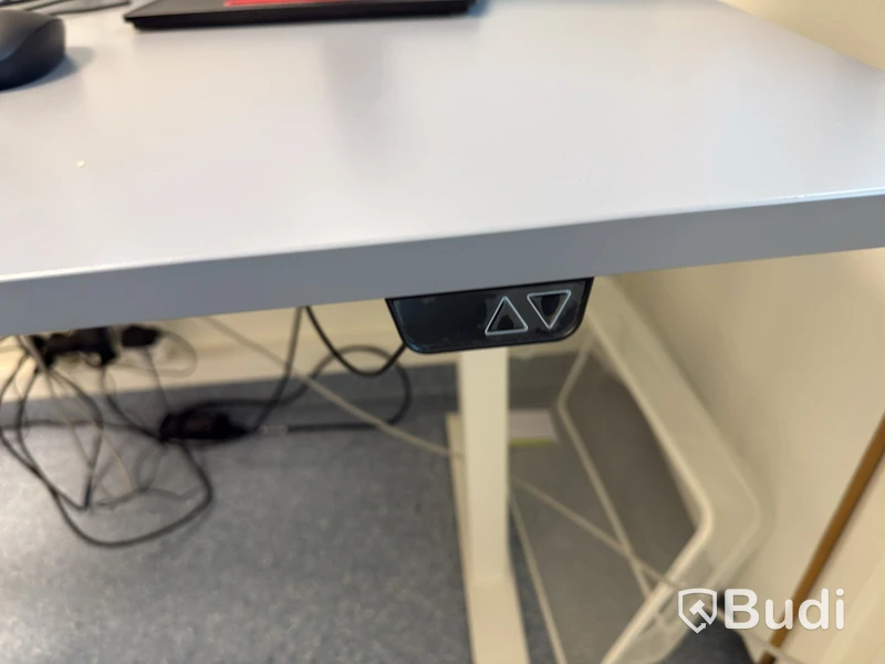 Height-adjustable IKEA Rodulf desk with chair