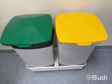 2 sopkärl på hjulförsett stativ