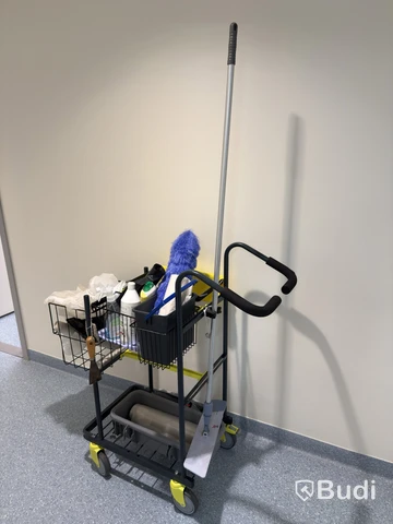 Städvagn med korgar och mopphållare