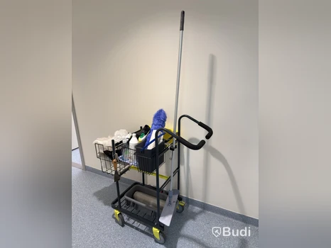 Städvagn med korgar och mopphållare