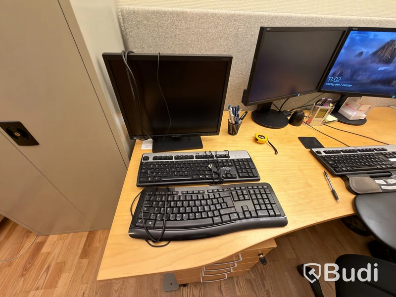 Laptops, kontorsmöbler, UPS m.m.