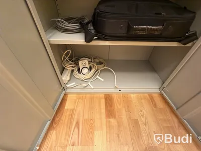 Laptops, kontorsmöbler, UPS m.m.